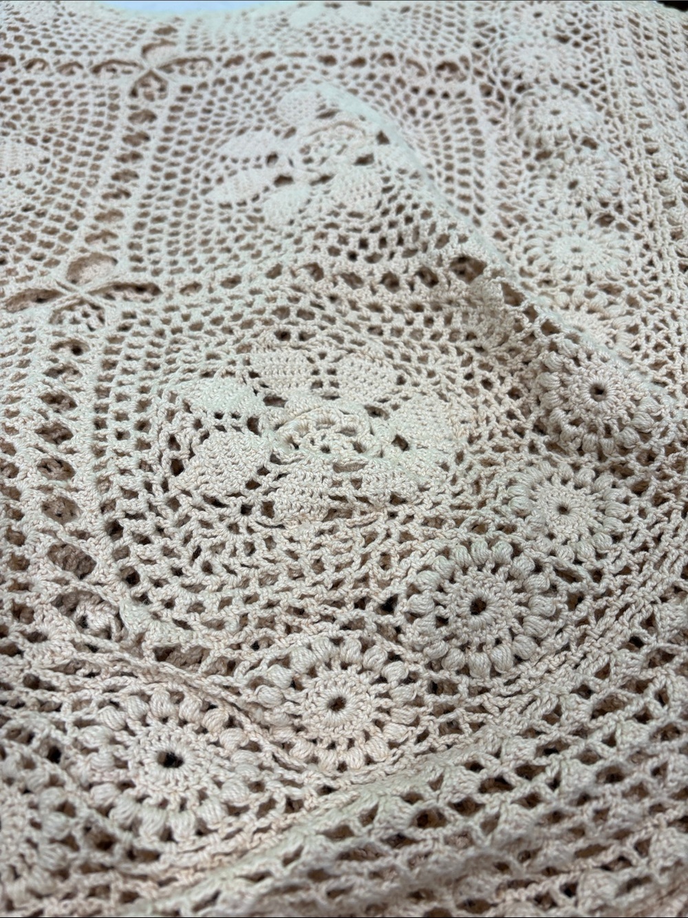 Hand-Crocheted Cream Coverlet - Elegant Floral Design - Picture 3 of 4